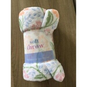 Floral Print Plush Throw Blanket in a Soft Pastel-Colored Pattern Size 50" x 60"